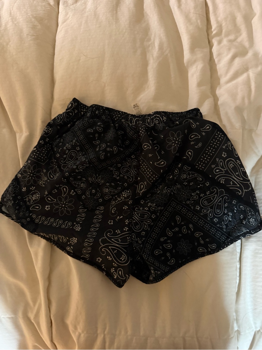 NWOT ALO YOGA Bandana Print Lightweight Shorts